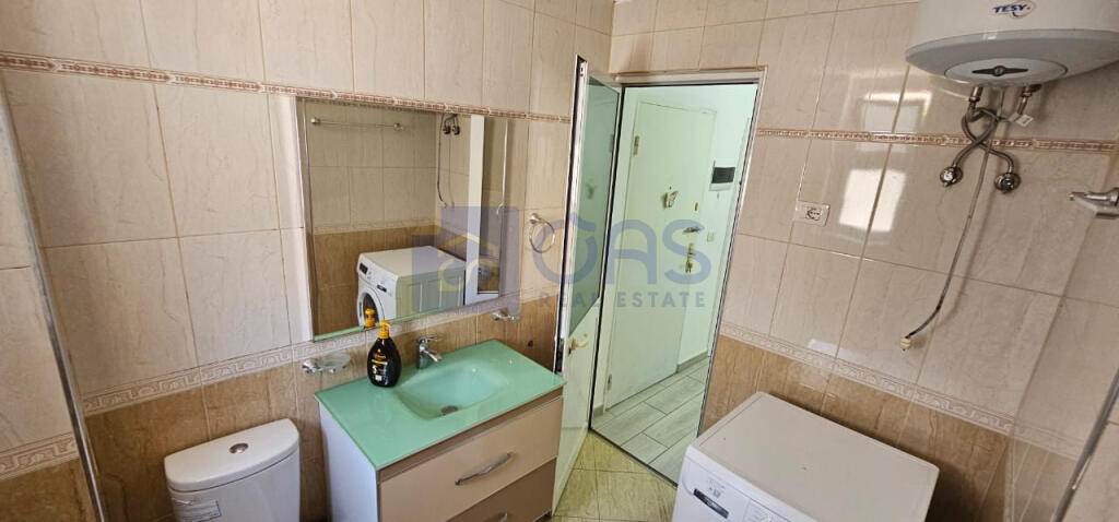 Jepet me qera apartament 1+1 tek Rruga e Barrikadave.
