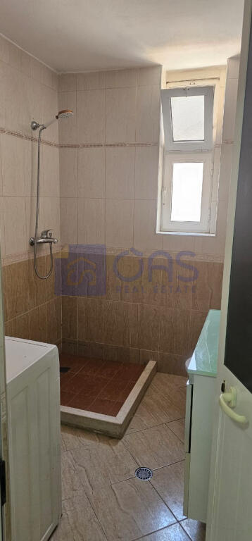 Jepet me qera apartament 1+1 tek Rruga e Barrikadave.