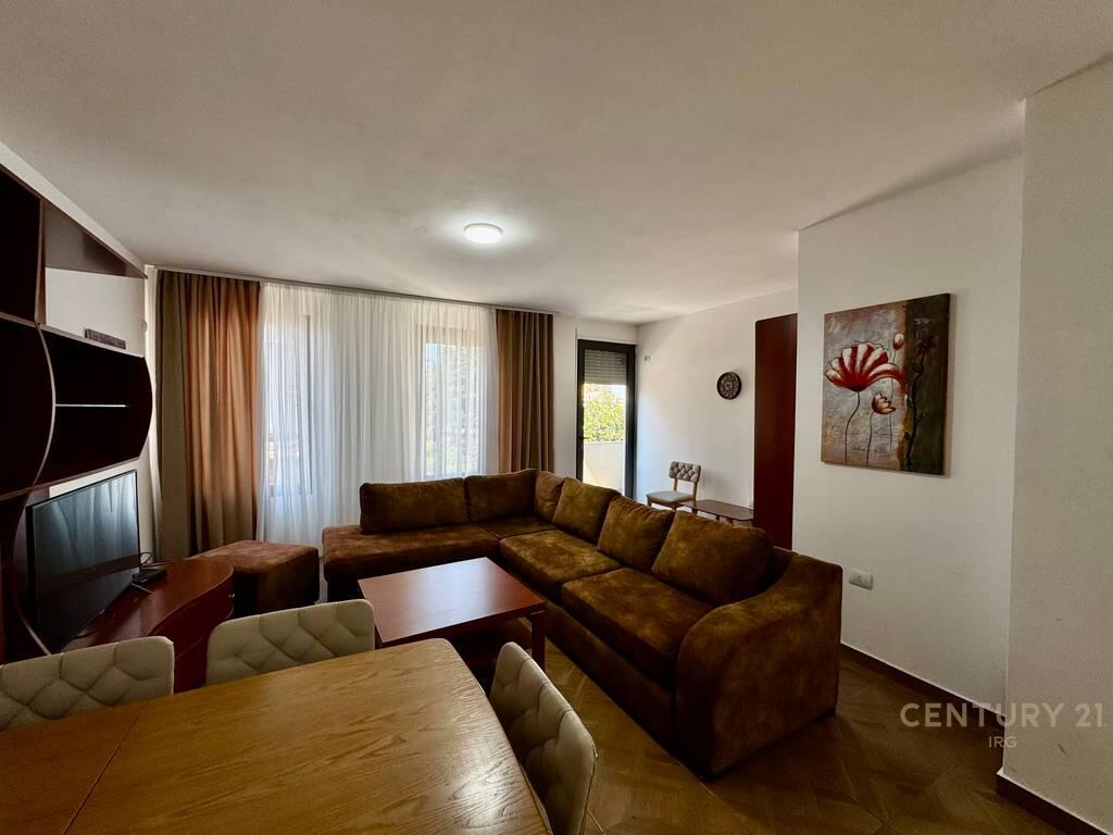 JEPET ME QIRA APARTAMENT 2+1+2 TE MOBILUAR – PRANË BLLOKUT TË AMBASADAVE
