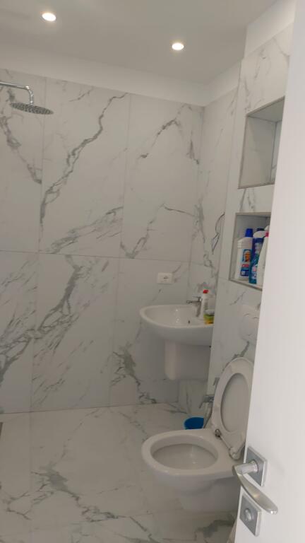 🏢Rruga Ferit Xhajko,prane Ozone Elektronics jepet me qera apartament1+1,i mobiluar.600 Euro   