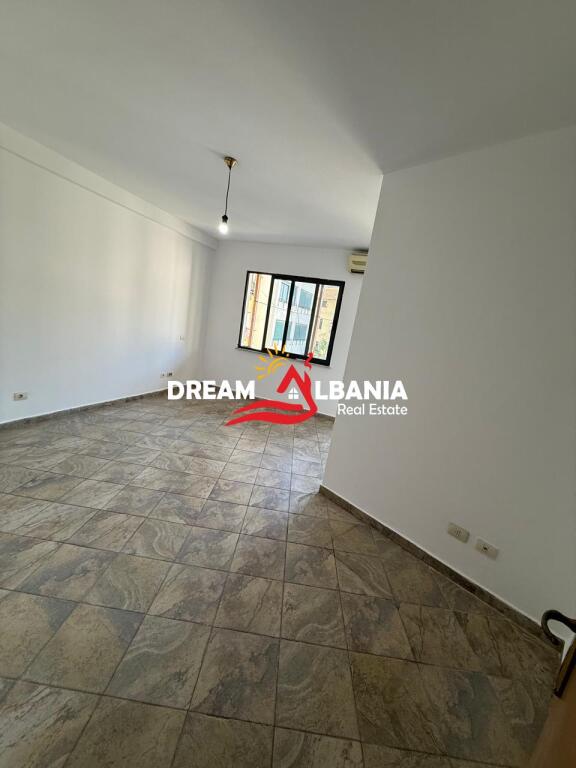 Garsoniere (Mundesi Konvertimi 1+1 ) ne Shitje ne Qender, Tek Pazari i Ri ne Tirane ( 4101882)