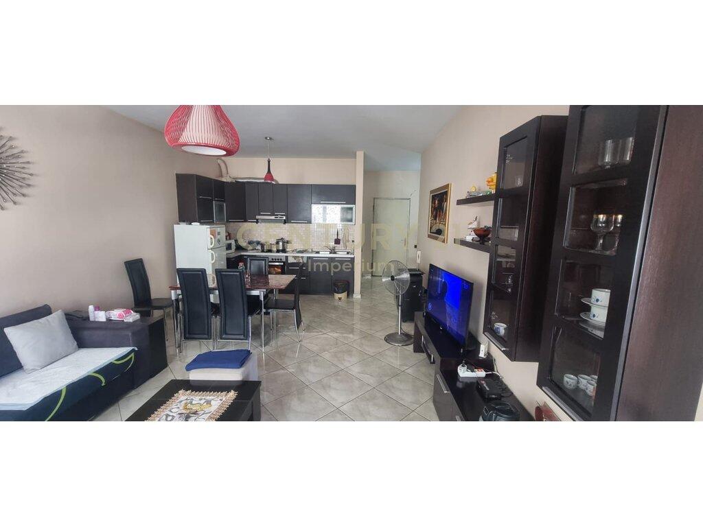 SHITET APARTAMENT 2+1+2 ME BALLKON – ZONA E OXHAKUT, PRANË BAR “ARTISTI”