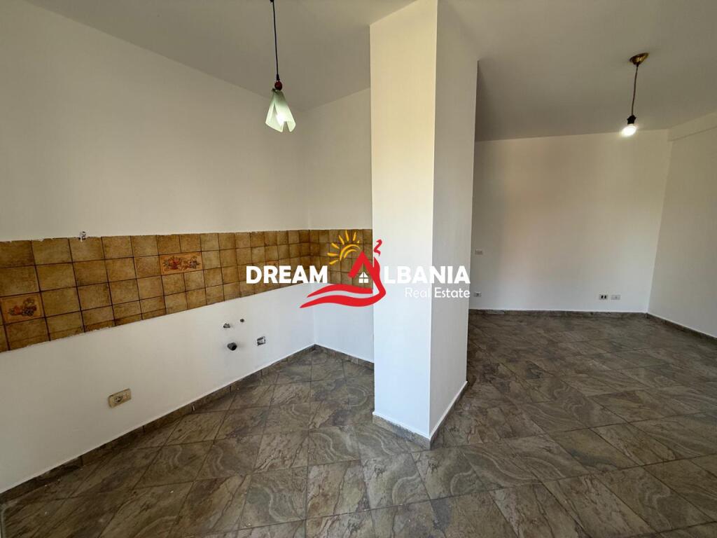 Garsoniere (Mundesi Konvertimi 1+1 ) ne Shitje ne Qender, Tek Pazari i Ri ne Tirane ( 4101882)