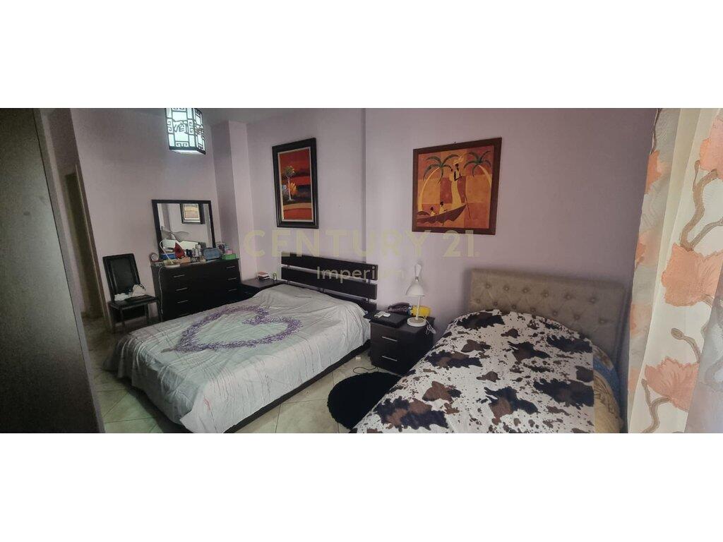 SHITET APARTAMENT 2+1+2 ME BALLKON – ZONA E OXHAKUT, PRANË BAR “ARTISTI”