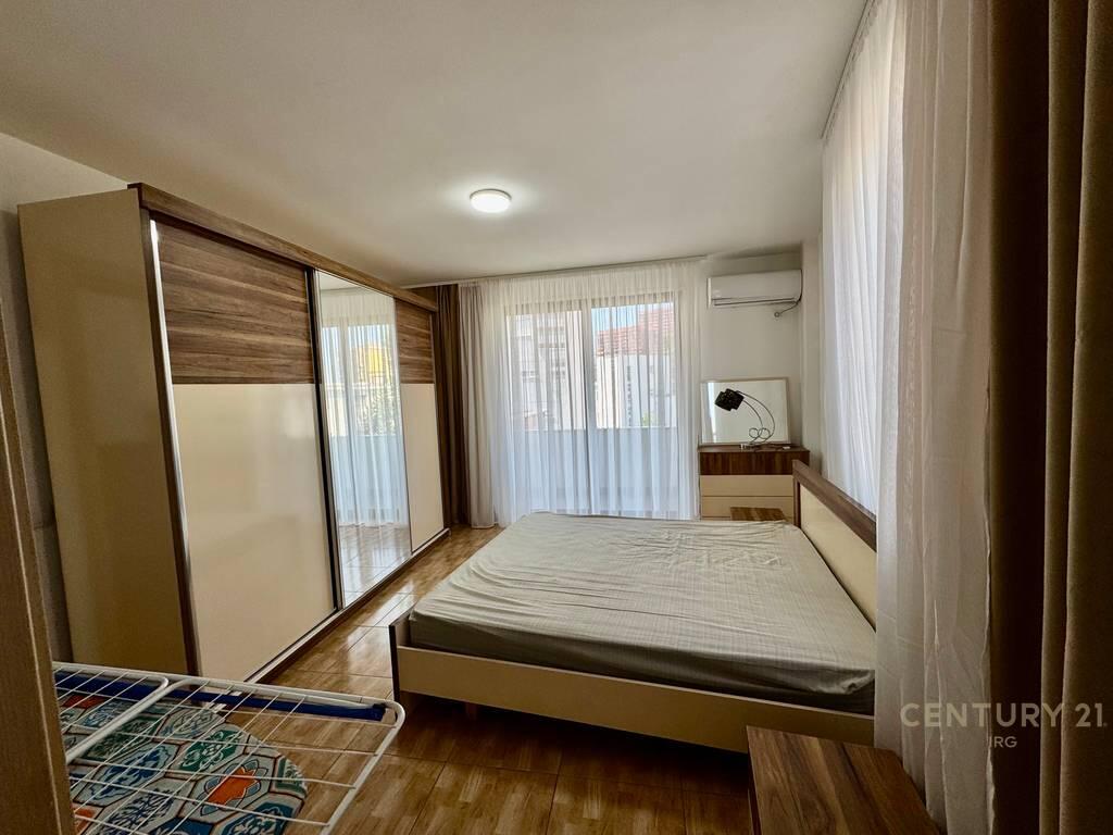 JEPET ME QIRA APARTAMENT 2+1+2 TE MOBILUAR – PRANË BLLOKUT TË AMBASADAVE