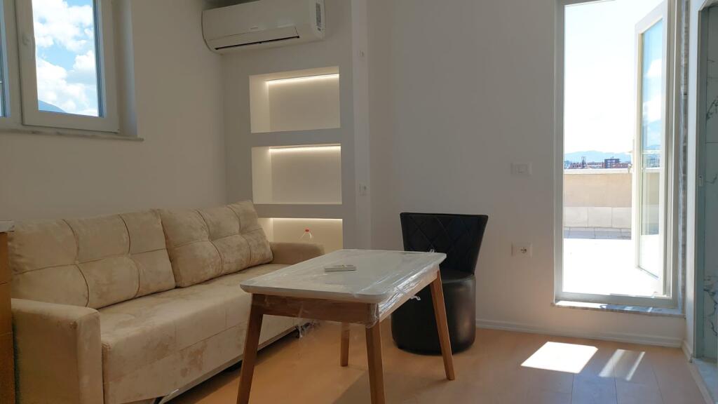🏢Rruga Ferit Xhajko,prane Ozone Elektronics jepet me qera apartament1+1,i mobiluar.600 Euro   