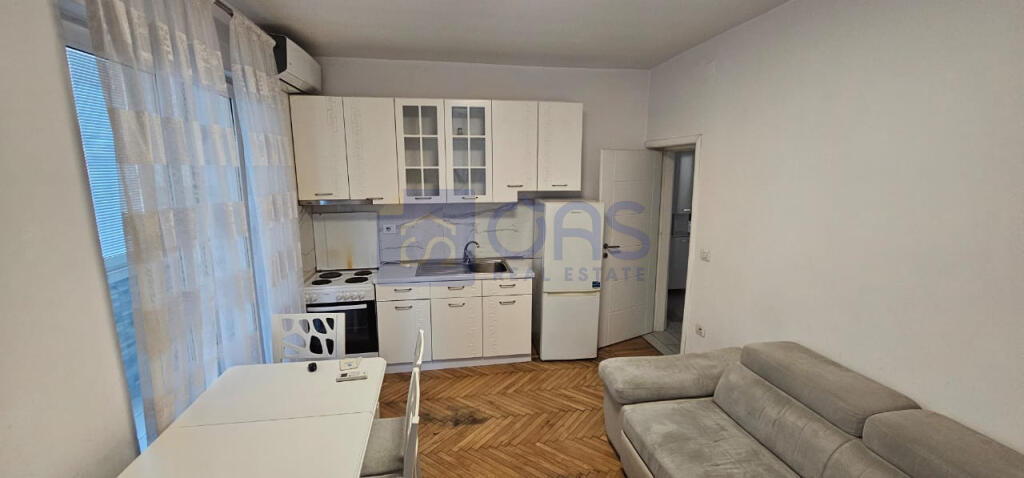 Jepet me qera apartament 1+1 tek Rruga e Barrikadave.