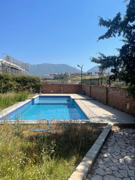 VILLA SU 4 PIANI IN VENDITA VICINO A TEG