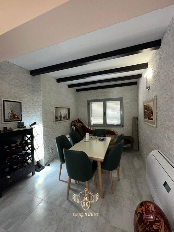 VILLA SU 2 PIANI IN VENDITA TETTO VICINO AL MARE QERRET