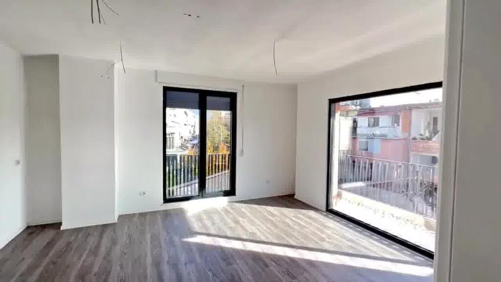 🏡 SHITET APARTAMENT 1+1 ME GARAZH – Rruga Qemal Stafa, Tiranë 📍
