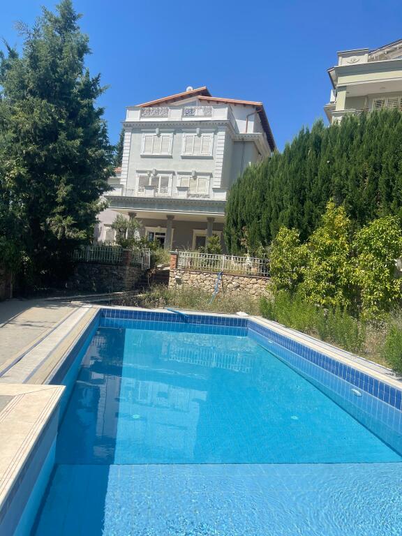 VILLA SU 4 PIANI IN VENDITA VICINO A TEG
