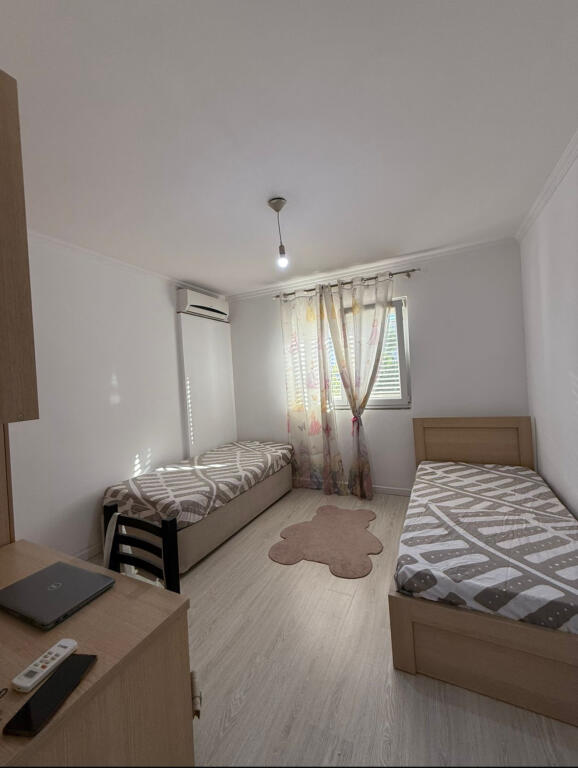 Jepet Apartament 2+1 me Qera ne Xhamllik