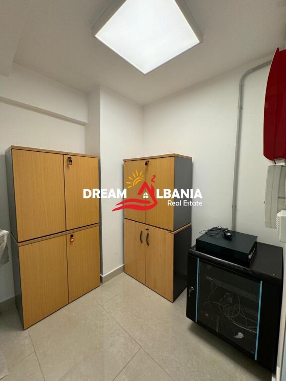 Ambjent zyrash me qera tek Rruga e Elbasanit prane Ekonomikut ne Tirane (ID 4261994)