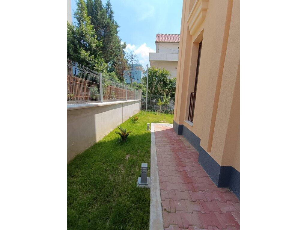 VILLA THREE FLOORS WITH GARDEN AND SUPER VIEW FROM THE CENTER OF TIRANA!