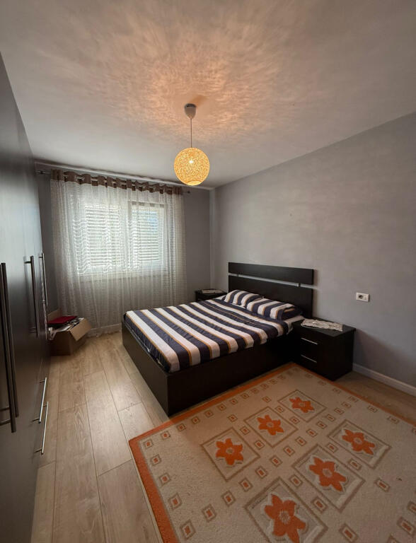 Jepet Apartament 2+1 me Qera ne Xhamllik