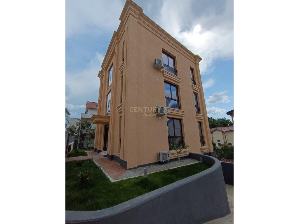 VILLA THREE FLOORS WITH GARDEN AND SUPER VIEW FROM THE CENTER OF TIRANA!