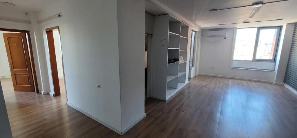 Jepet apartament per zyra perballe parlamentit