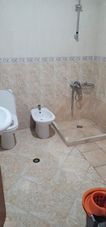 Jepet apartament per zyra perballe parlamentit