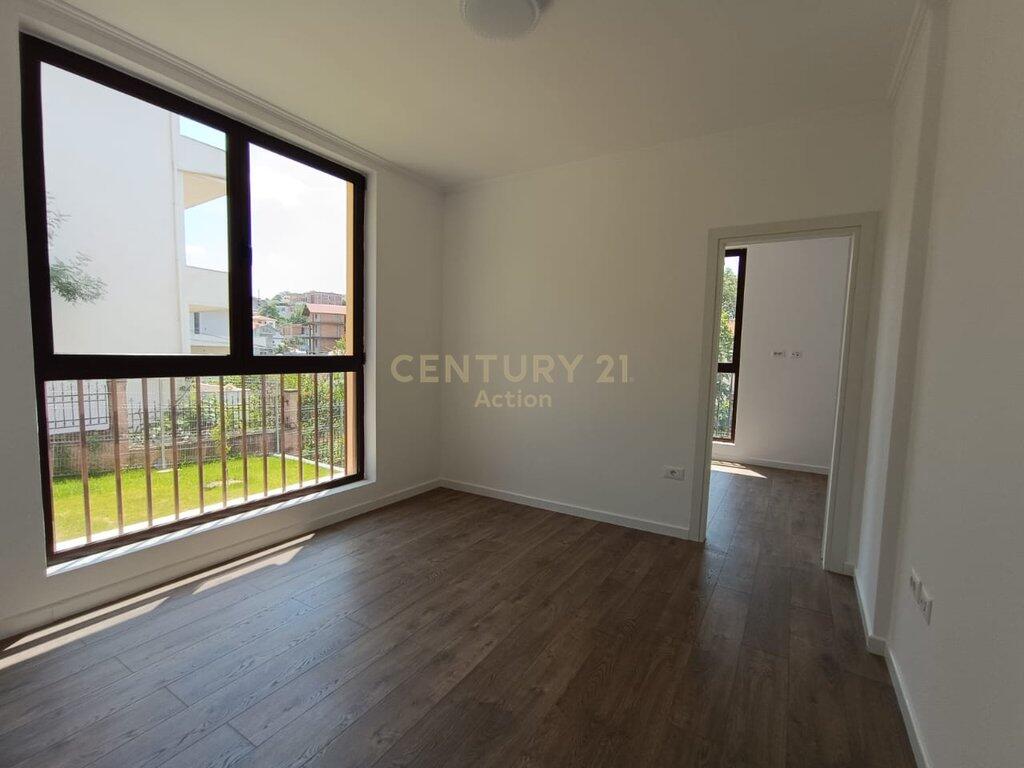 VILLA THREE FLOORS WITH GARDEN AND SUPER VIEW FROM THE CENTER OF TIRANA!