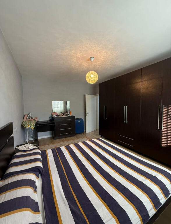 Jepet Apartament 2+1 me Qera ne Xhamllik