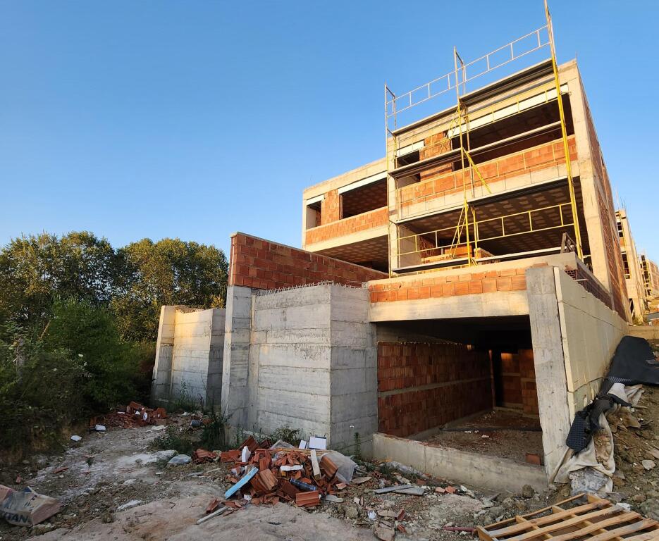 IN VENDITA: VILLA GEMELLA DI LUSSO CON PISCINA PRIVATA – FLOWERS HILL RESIDENCE, LUNDËR/TEG