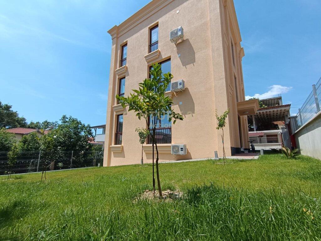 VILLA THREE FLOORS WITH GARDEN AND SUPER VIEW FROM THE CENTER OF TIRANA!