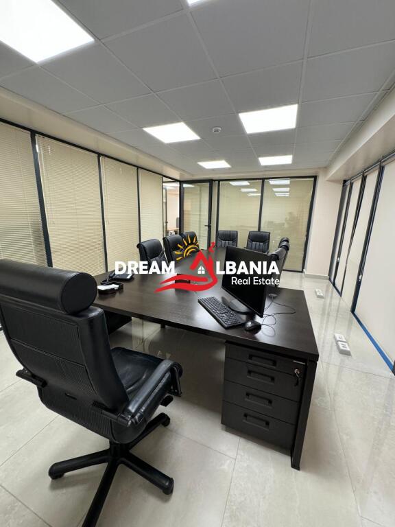Ambjent zyrash me qera tek Rruga e Elbasanit prane Ekonomikut ne Tirane (ID 4261994)