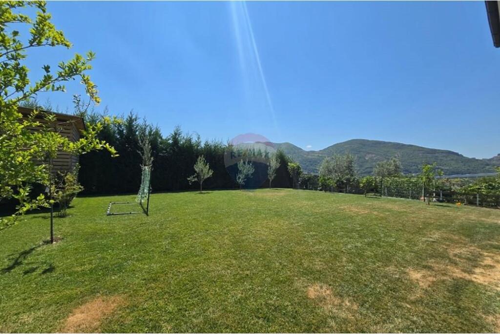 Vila me qira në Long Hill Residence