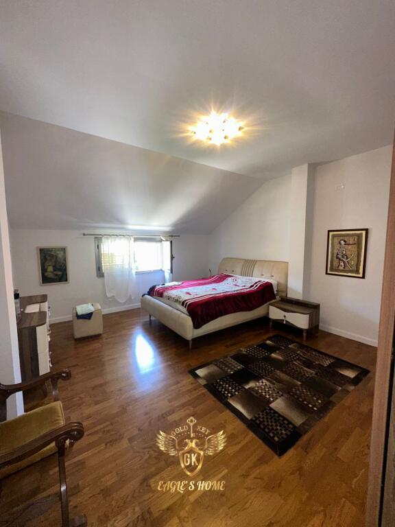 VILLA SU 2 PIANI IN VENDITA TETTO VICINO AL MARE QERRET