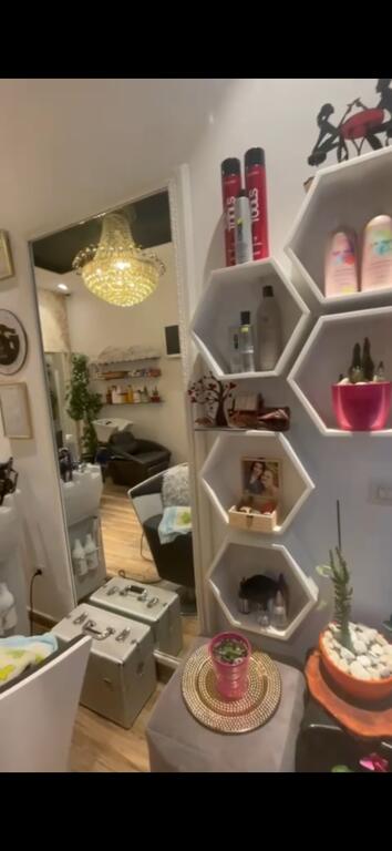 Shop for rent in Astir 600 eu hairdresser