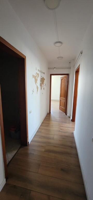 Jepet apartament per zyra perballe parlamentit