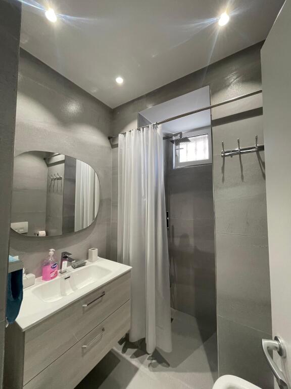 🏠 Jepet me qira shtëpi private 2+1 – Rruga e Kavajës  📍 Shumë pranë Qendrës