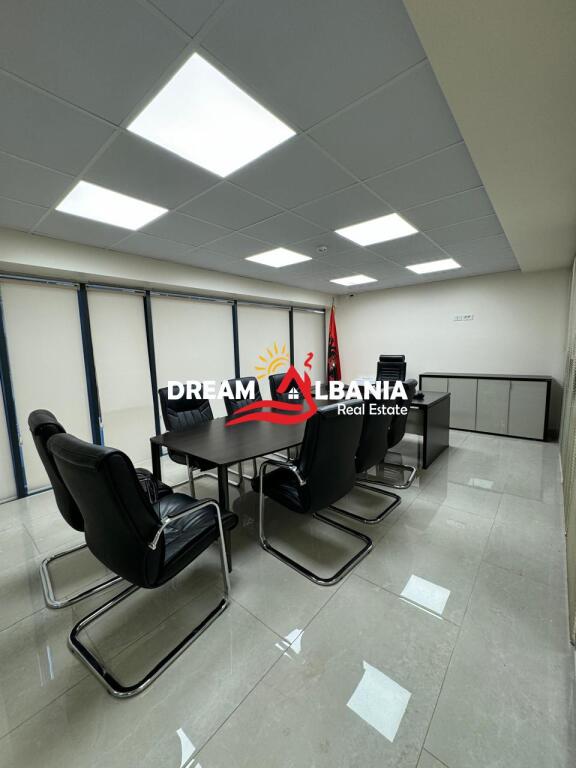 Ambjent zyrash me qera tek Rruga e Elbasanit prane Ekonomikut ne Tirane (ID 4261994)