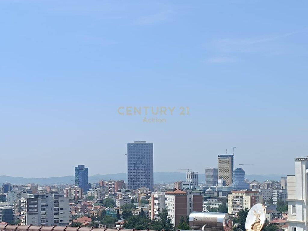 VILLA THREE FLOORS WITH GARDEN AND SUPER VIEW FROM THE CENTER OF TIRANA!