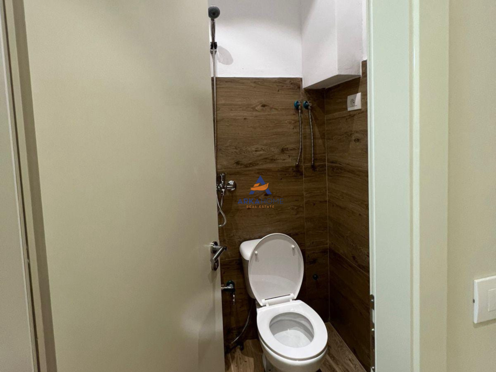 JEPET ZYRE ME QERA 30M2 "MYSLYM SHYRI" 650 EURO.