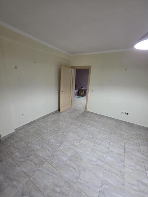 Shitet Apartament Xhamia