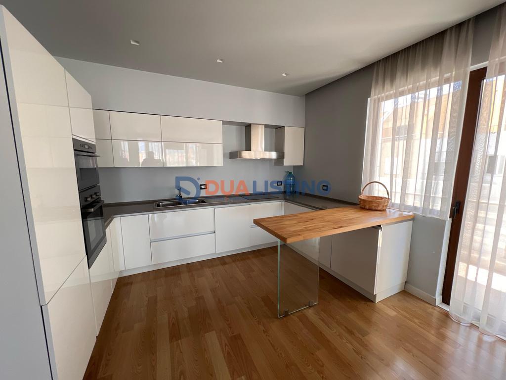 Jepet me qira Apartament Modern 2+1 me Verande!