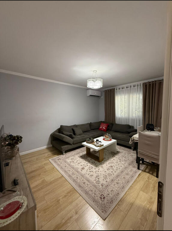 Jepet Apartament 2+1 me Qera ne Xhamllik