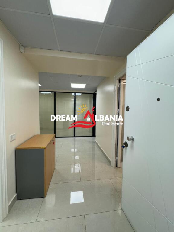 Ambjent zyrash me qera tek Rruga e Elbasanit prane Ekonomikut ne Tirane (ID 4261994)