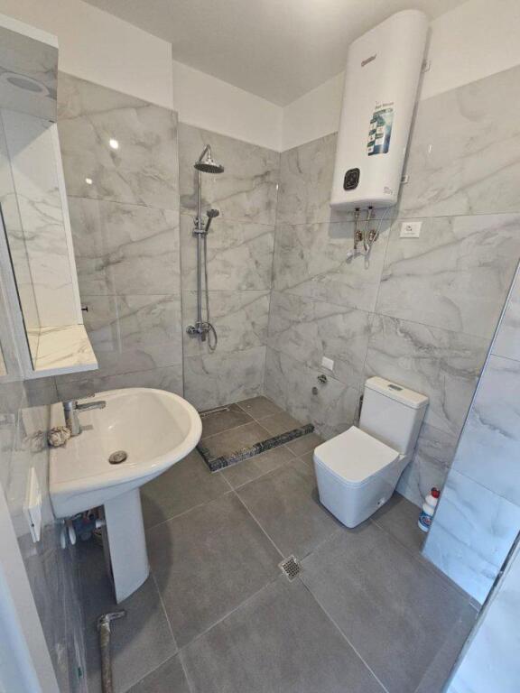 JEPET ME QERA APARTAMENT 2+1 450 EURO CASA ITALIA