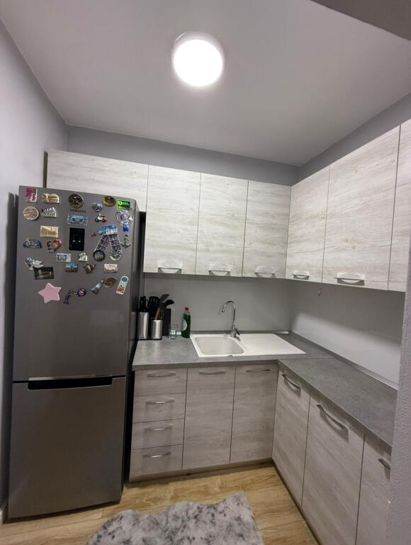 Jepet Apartament 2+1 me Qera ne Xhamllik