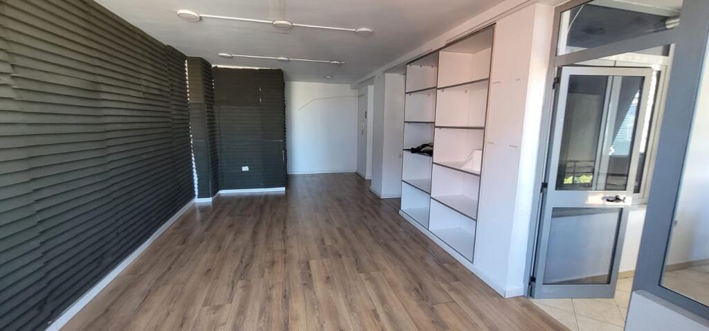 Jepet apartament per zyra perballe parlamentit