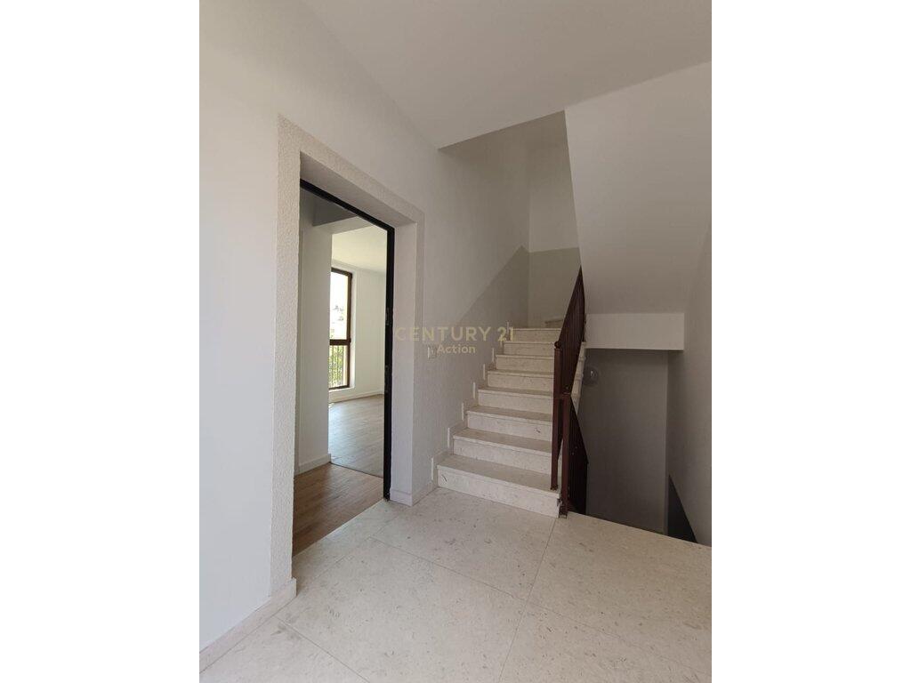VILLA THREE FLOORS WITH GARDEN AND SUPER VIEW FROM THE CENTER OF TIRANA!