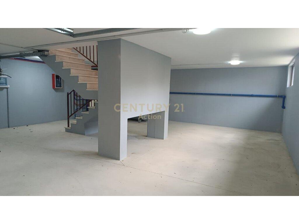 VILLA THREE FLOORS WITH GARDEN AND SUPER VIEW FROM THE CENTER OF TIRANA!