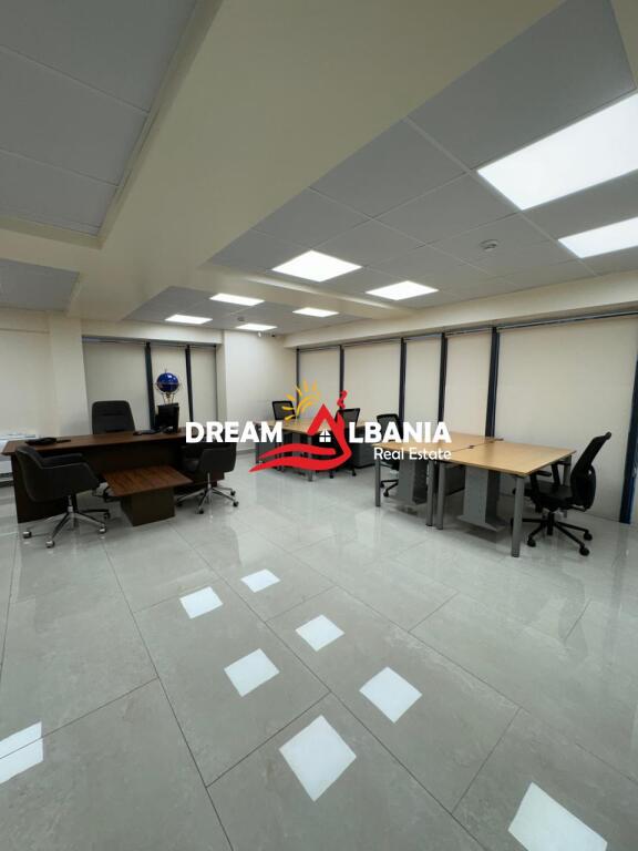 Ambjent zyrash me qera tek Rruga e Elbasanit prane Ekonomikut ne Tirane (ID 4261994)