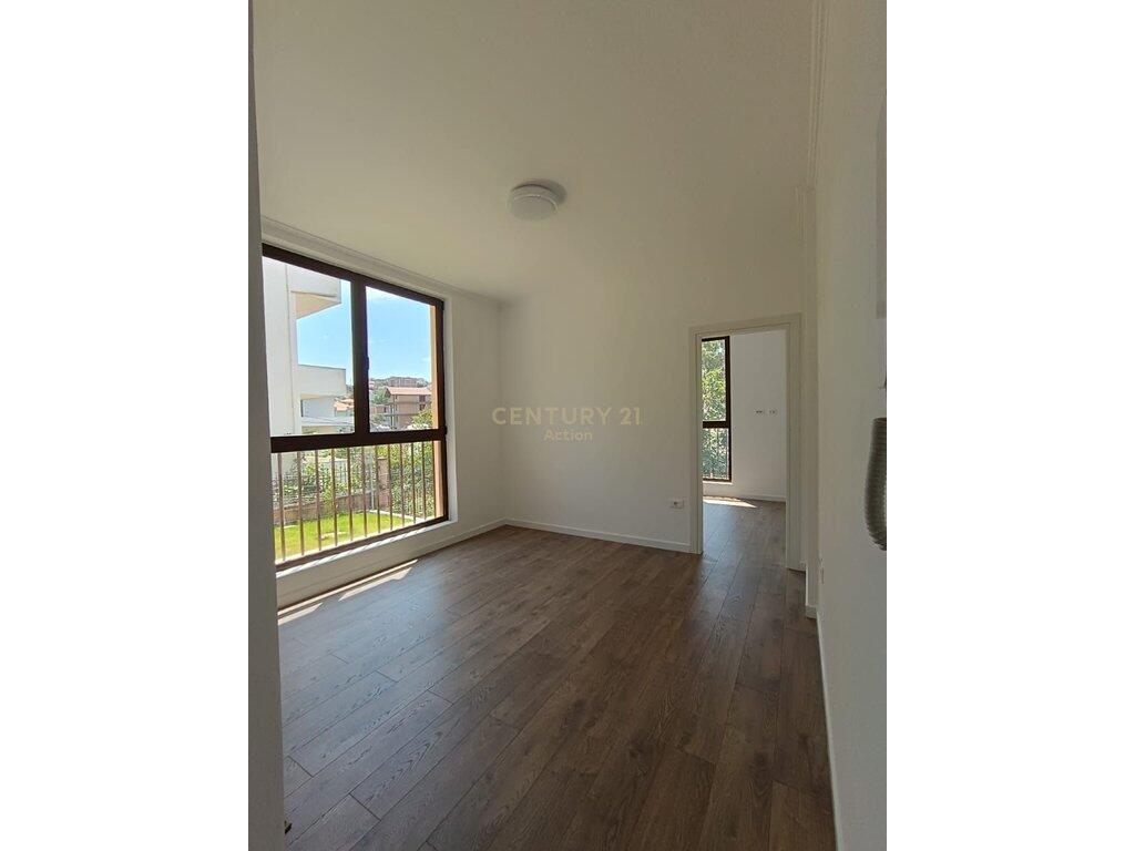 VILLA THREE FLOORS WITH GARDEN AND SUPER VIEW FROM THE CENTER OF TIRANA!