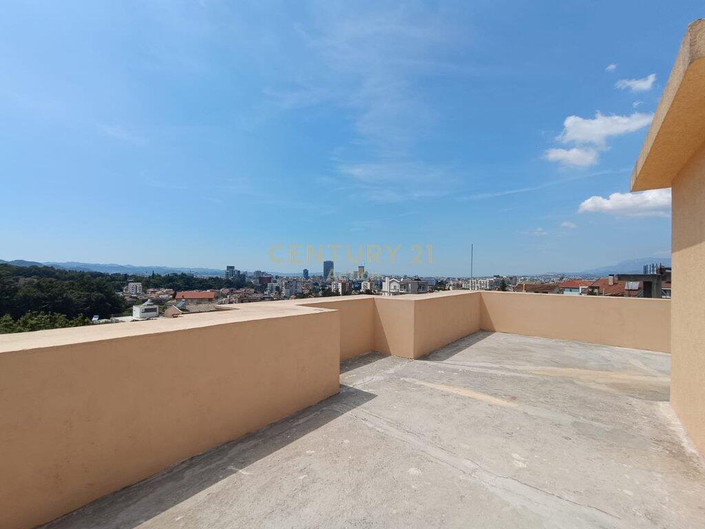 VILLA THREE FLOORS WITH GARDEN AND SUPER VIEW FROM THE CENTER OF TIRANA!