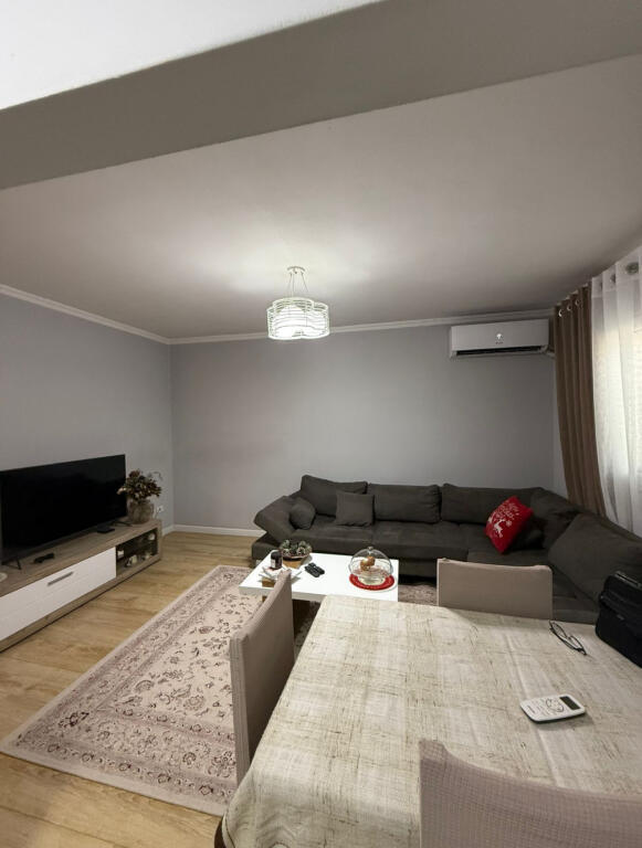 Jepet Apartament 2+1 me Qera ne Xhamllik