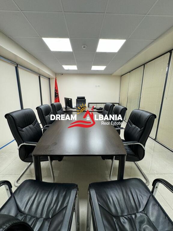 Ambjent zyrash me qera tek Rruga e Elbasanit prane Ekonomikut ne Tirane (ID 4261994)