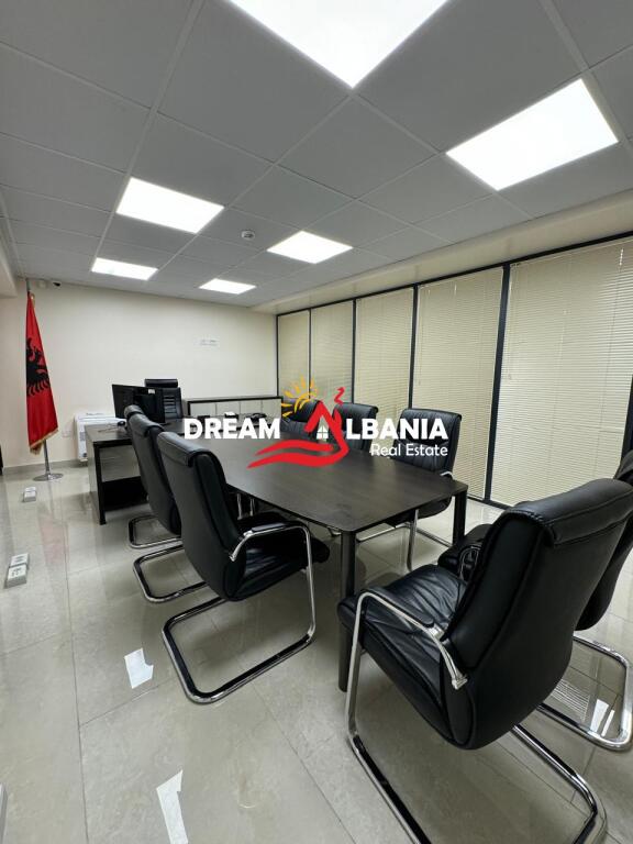 Ambjent zyrash me qera tek Rruga e Elbasanit prane Ekonomikut ne Tirane (ID 4261994)